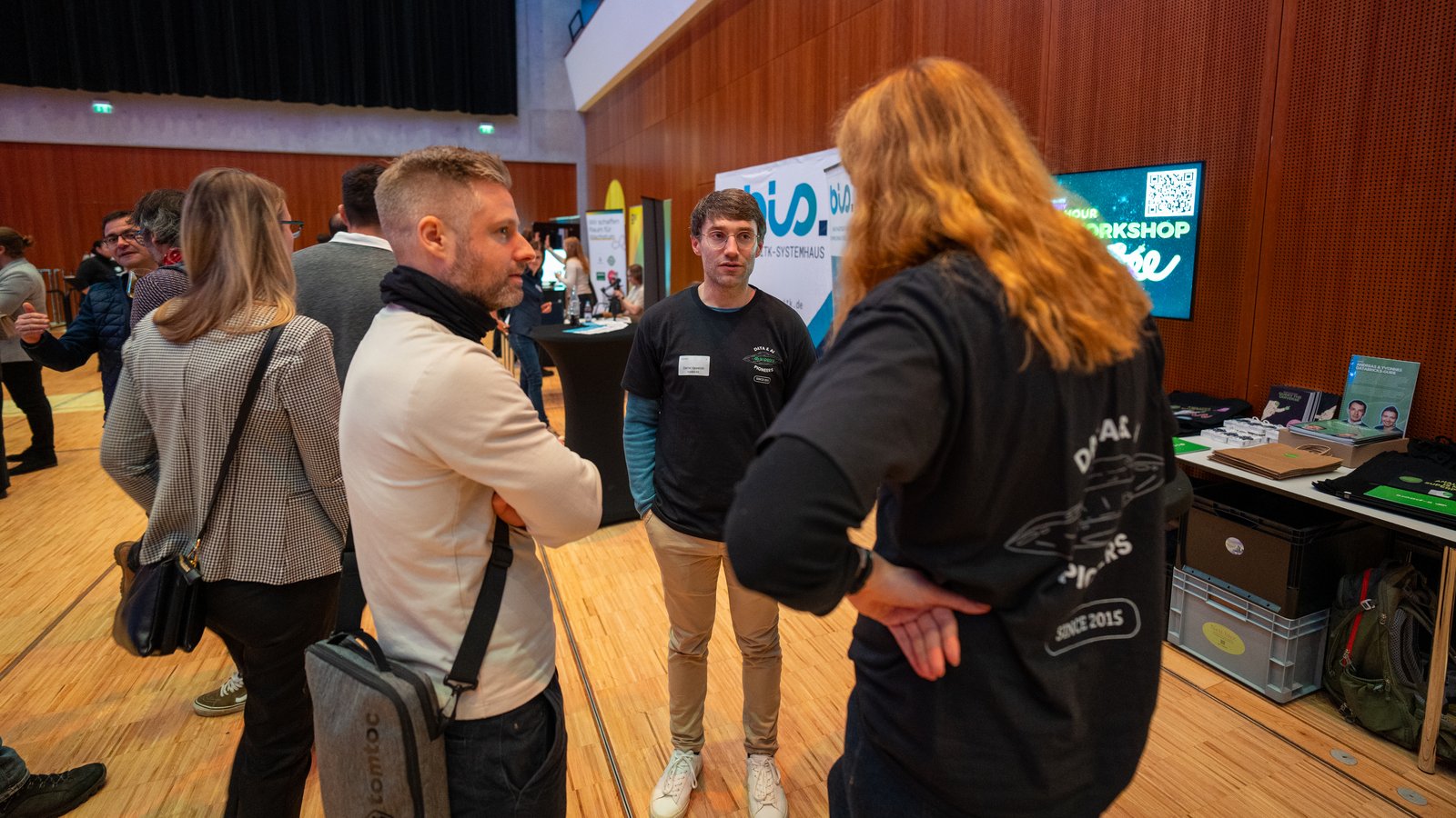 Austausch am Messestand