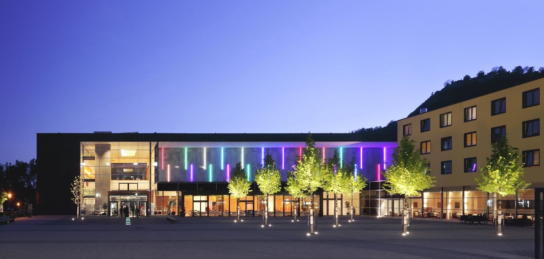 Stadthalle Singen in der Abenddämmerung